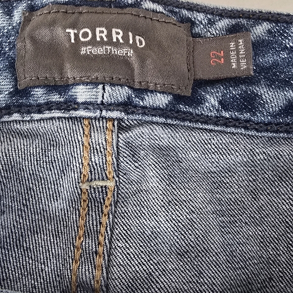 Torrid Women's Distressed Jean Shorts - Light Blue - Picture 2 of 5